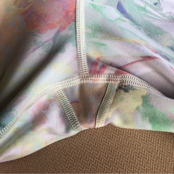 Victoria's Secret Flow On Point Pockets Legging in Pastel Rainbow Leaves Sz 4 - Picture 12 of 16
